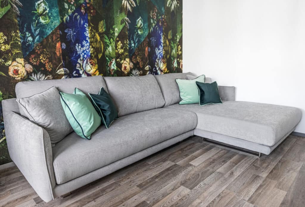 Interior Design mit Couch und Tapete